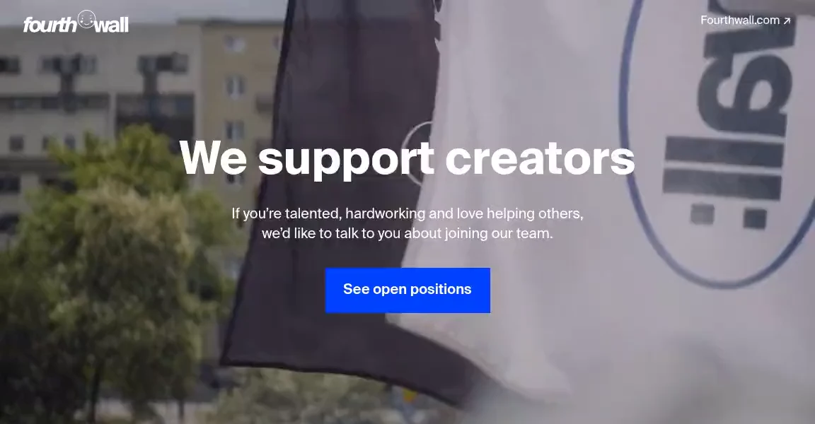 Strona główna portalu kariery Fourthwall z logo firmy, filmem o zespole w tle i odnośnikiem do ofert pracy.