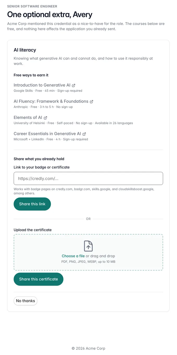 La page qu'ouvre un candidat : la certification recommandée, quatre cours gratuits avec leur durée et leur langue, un champ pour le lien du badge, une zone de téléversement du certificat et un bouton « Non merci »