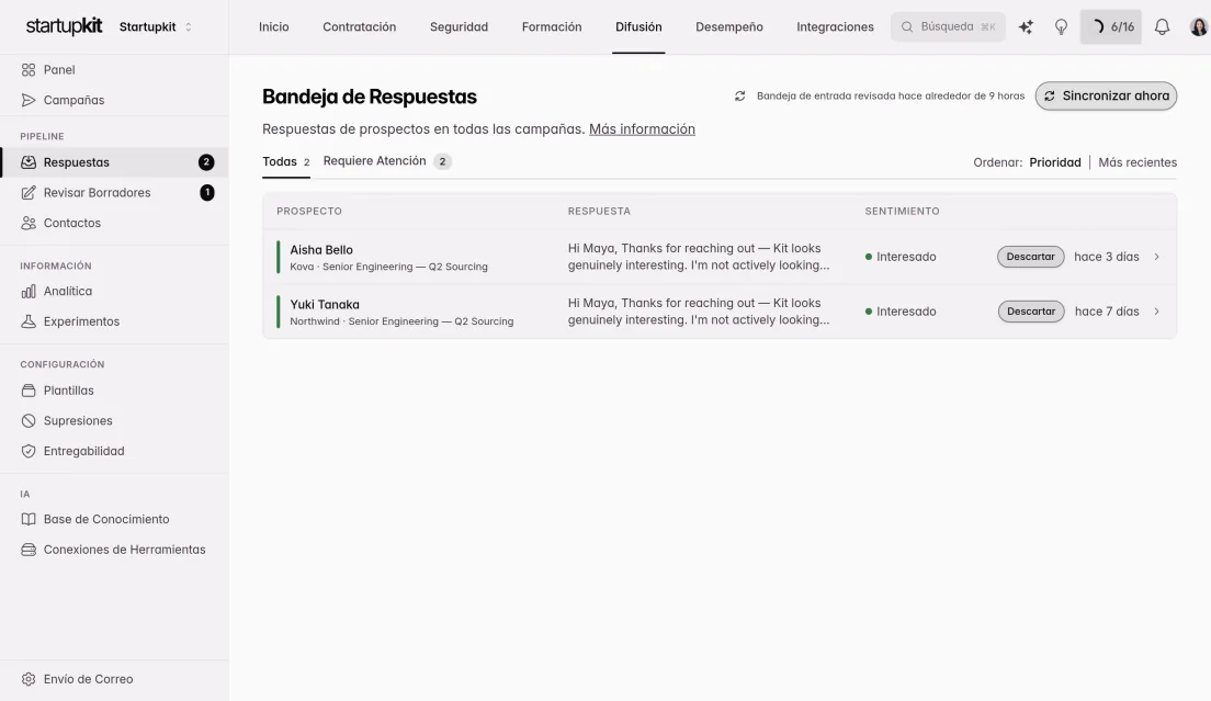 Bandeja de respuestas con una etiqueta de sentimiento en cada respuesta de prospecto