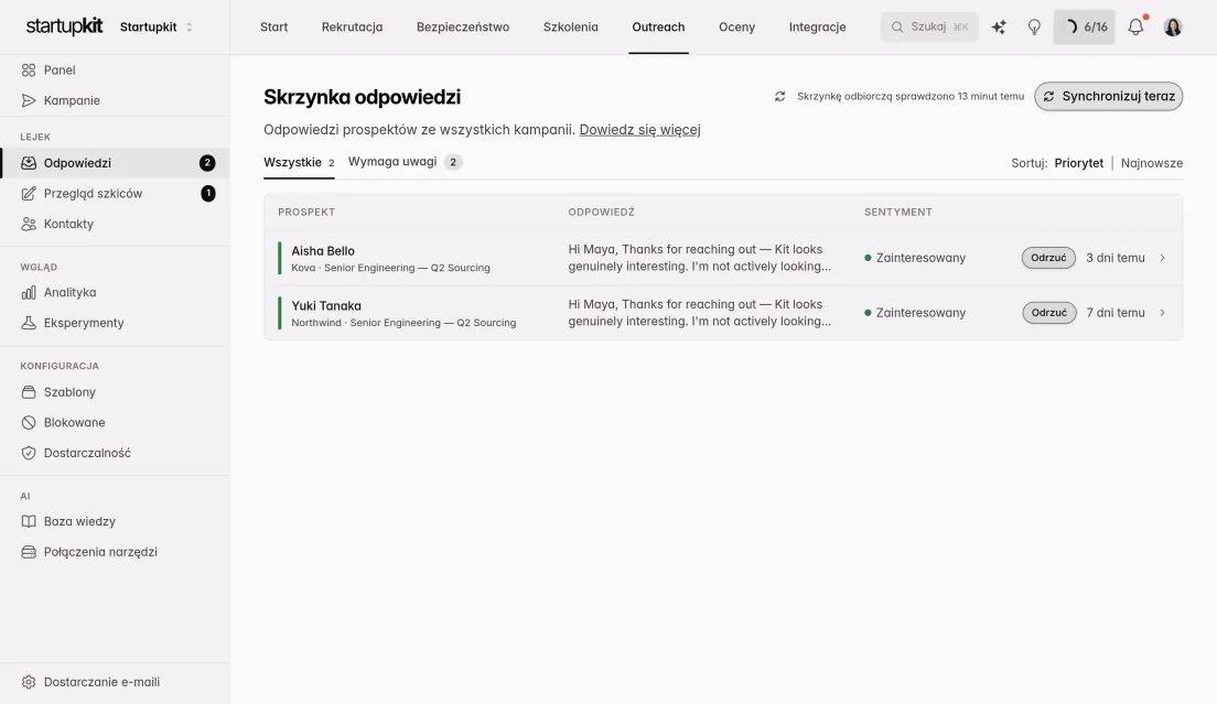 Skrzynka odpowiedzi z etykietą nastawienia przy każdej odpowiedzi potencjalnego klienta