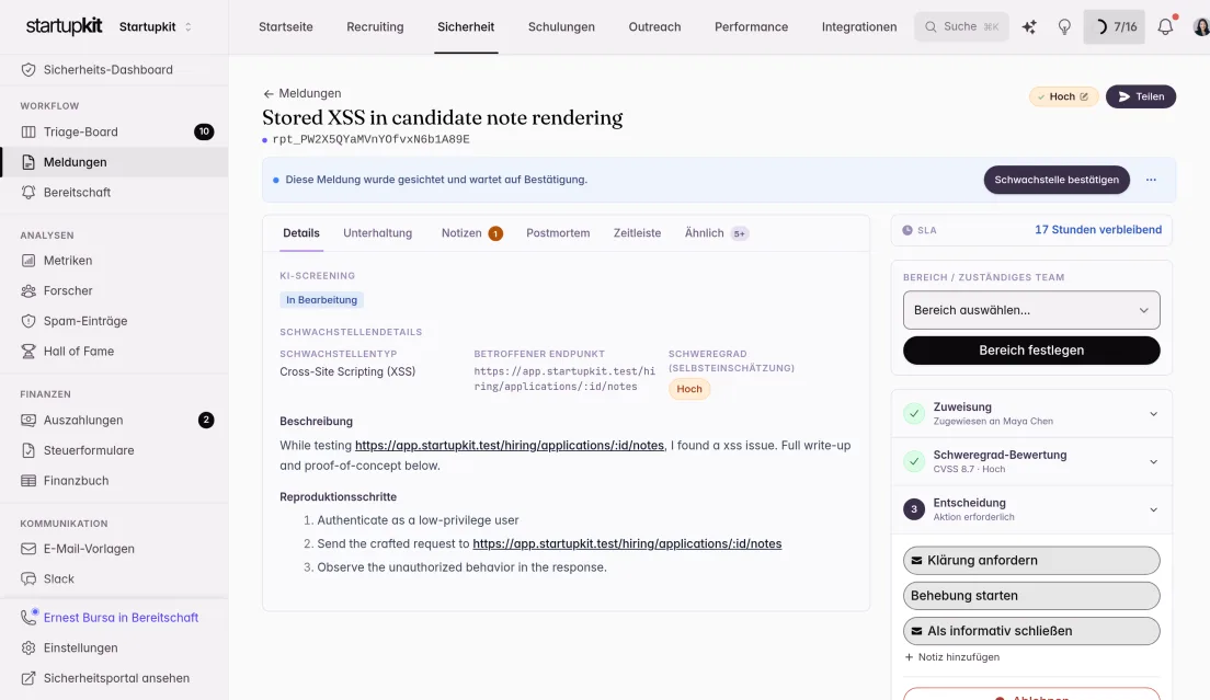 Kit-Meldungsansicht: eine Stored-XSS-Meldung, die auf Validierung wartet, mit 17 Stunden bis zum Ablauf der Bestätigungsfrist, einem Einspruch des Forschers zum Annehmen oder Ablehnen, einem möglichen Duplikat und der Checkliste für die Sichtung.