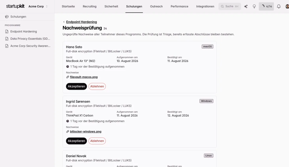 Prüfliste eingereichter Nachweis-Screenshots, jede Zeile wartet auf Freigabe oder Ablehnung durch das Team