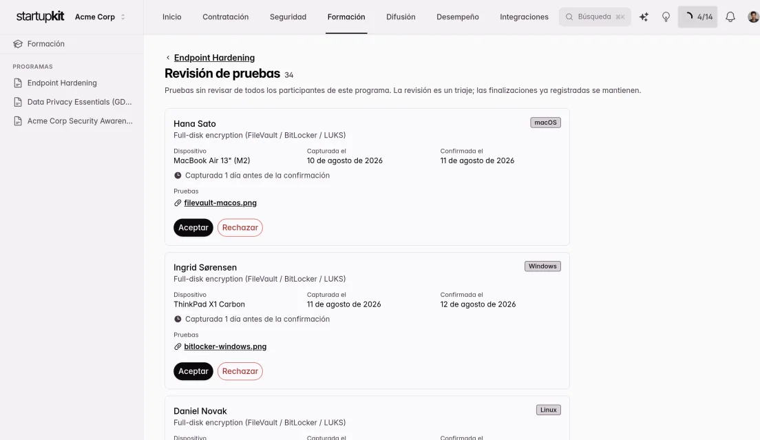 Cola de revisión con capturas de pantalla enviadas como prueba, cada fila a la espera de que el personal la apruebe o la rechace