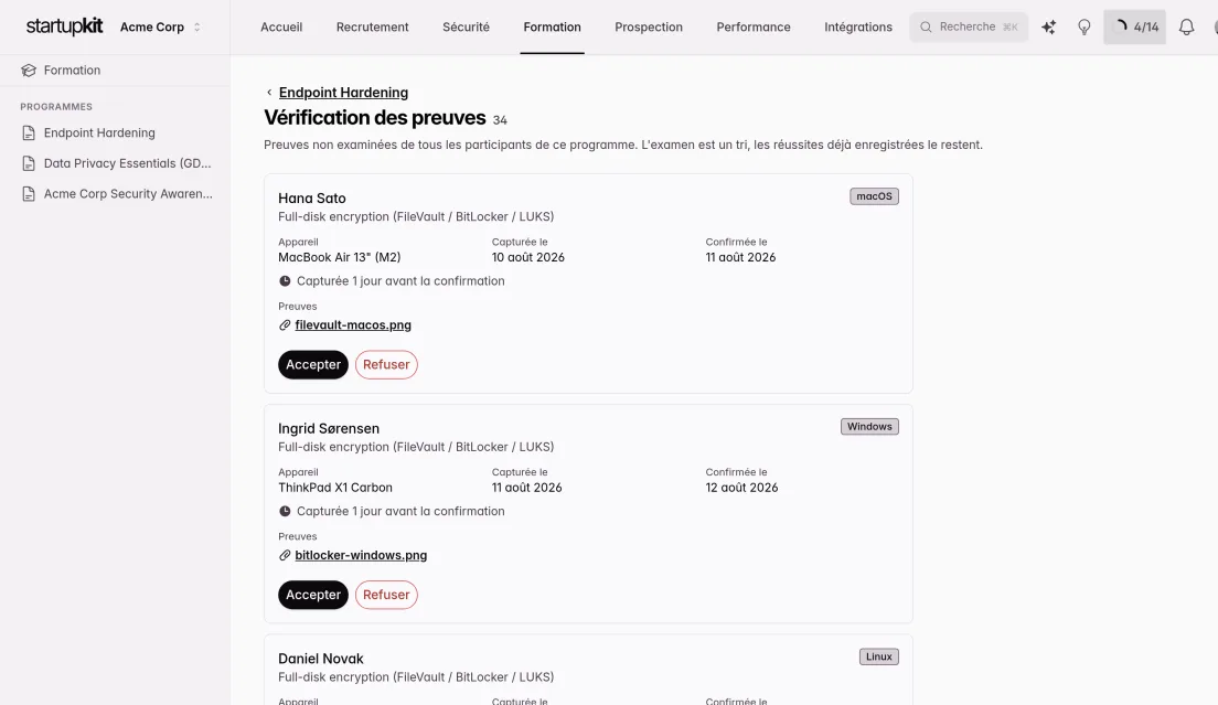 File de revue des captures d'écran de preuves soumises, chaque ligne en attente d'approbation ou de rejet par l'équipe