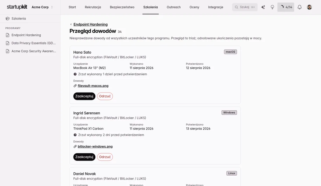 Kolejka weryfikacji przesłanych zrzutów ekranu z dowodami, każdy wiersz czeka na zatwierdzenie albo odrzucenie przez zespół