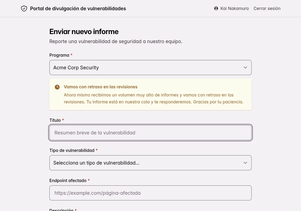 Formulario de informe de vulnerabilidad en un portal del investigador con marca propia, con campos de título, severidad y adjuntos