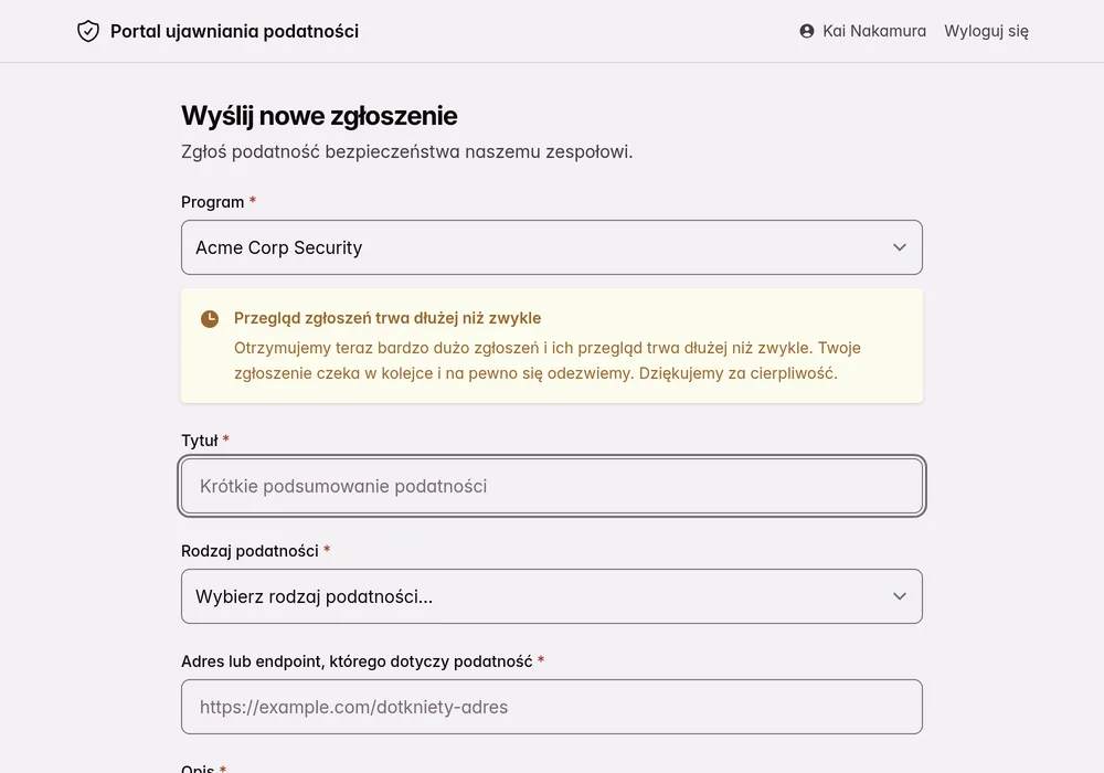 Formularz zgłoszenia podatności na firmowym portalu badacza, z polami tytułu, poziomu ważności i załączników
